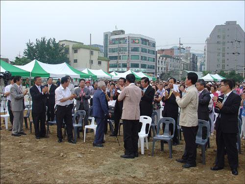 기립박수로 화답하는 내빈과 700여명 시민들 